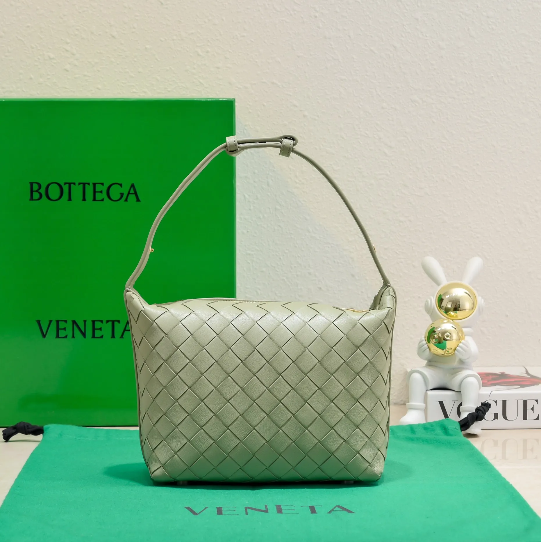 Batch 1360 #BvWallace Shoulder Lunch Bag 🔥 A lunch box bag that you can just grab and go. It is made of classic intrecciato weaving technology and reflects the craftsmanship of Bottega. The entire bag is made of top-grade happa lambskin. It is very soft and lightweight. The small bag shape is cute and exquisite. The interior capacity is also very large and can be carried under the arm. It is quite practical! The bottom of the bag is made of gold metal to prevent wear and tear. The details are really good! Choose this elegant commuting bag for Zaoba people~ Size: 22x13x9.5, model number; 7748#
